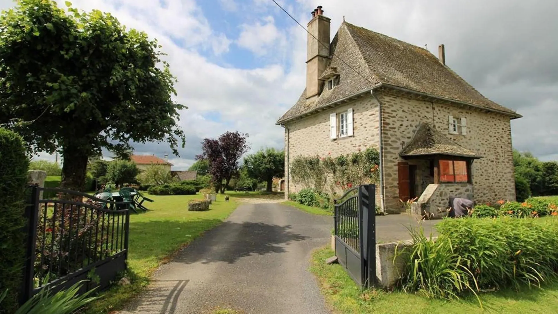 Holiday home Maison De Campagne Avec Jardin, 6 Pers, Proche Aurillac, Nature Et Randonnees, Animaux Acceptes - Fr-1-742-18 Roannes-Saint-Mary France